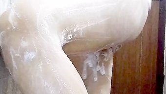 印度熟女在cfnm浴...