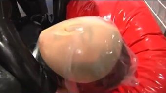 三个男人被乳胶束缚着...
