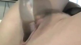 硬核业余女孩用假阳具自慰