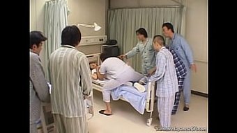 与中出亚洲护士的铁杆...