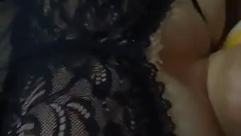 穿着内衣的业余印度宝...