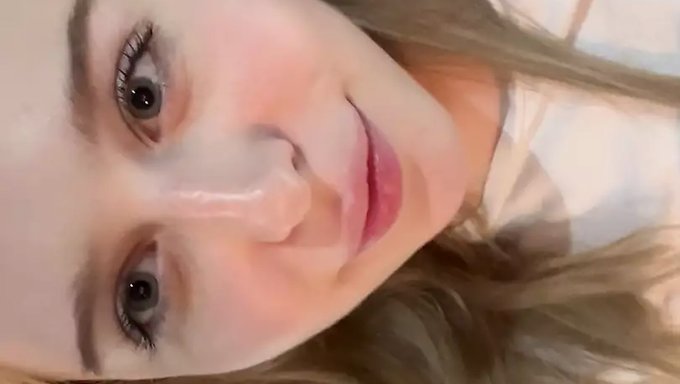 18岁的金发美女自制的独奏快感录像带