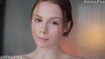 迷人的红发女郎ari...