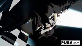 惊艳的棕发美女大胸享...
