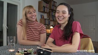 火辣的女孩们第一次体...