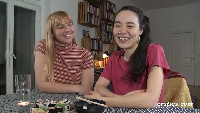 火辣的女孩们第一次体验女同性爱玩具