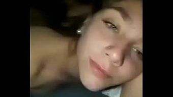 小莫娜很美,她在这个...
