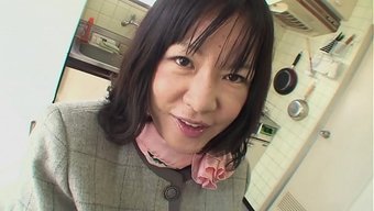 火辣的日本熟女被精液...
