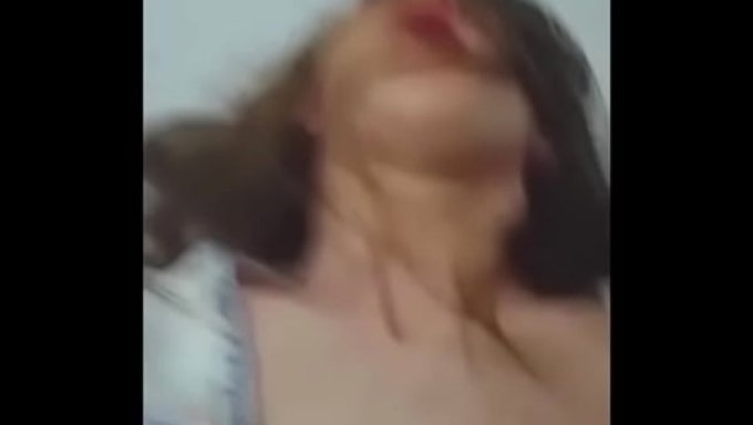 死党在她紧致的小穴里操着一个真老婆