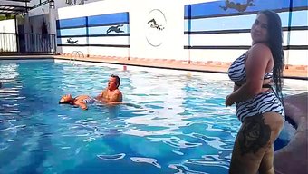 一个胖家庭主妇在游泳...