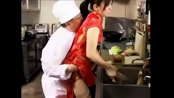 日本女优在餐厅厨房里激情做爱