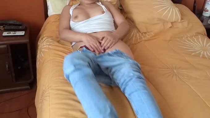 绿帽夫妇的业余妻子在儿子的朋友面前被抓到自慰