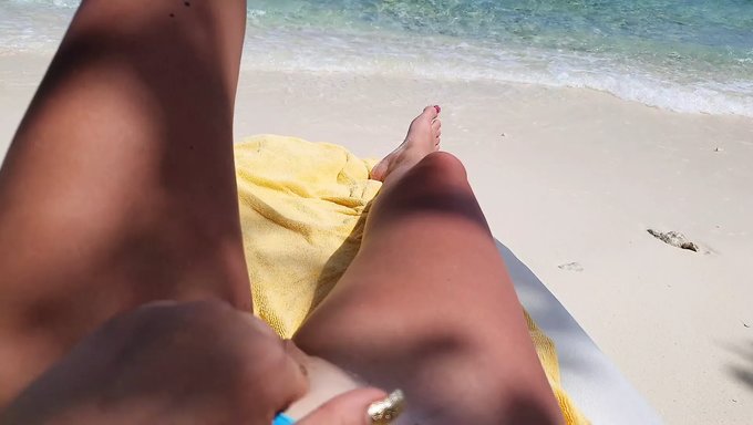性欲高涨的女孩在公共场合看着一个性感的裸体男人在海里自慰