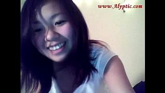 甜美的亚洲女孩用假阳...
