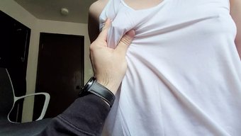 观看一个性感的年轻宝...