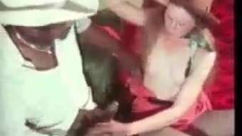 毛茸茸的红发女郎享受...