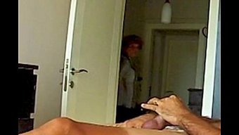 继母看着女儿的性爱录...