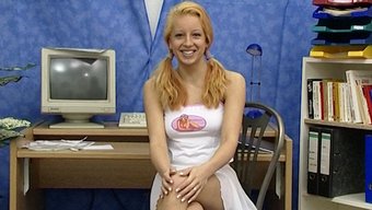 年轻的德国女孩脱光衣...