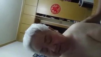 亚洲情侣一起享受亲密时刻