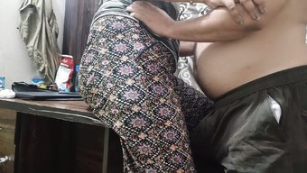 印度少女被她的继兄从...