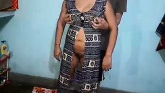 印度妻子从后面被丈夫...