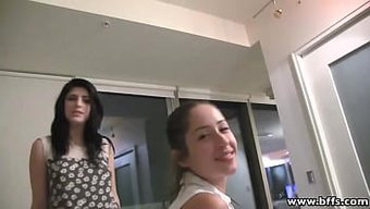 女同性恋群交中的假阳具动作
