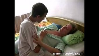 妈妈和女儿在热辣的阴...