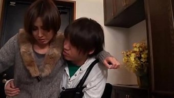 亚洲熟女妈妈勾引她年...