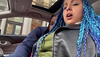 大奶拉丁美女在公共场合喷水