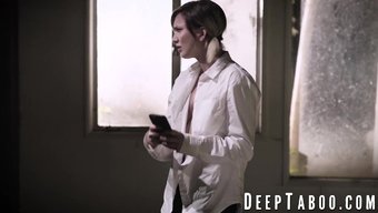野性女孩在三人行中向...