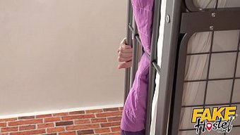 墨西哥女孩在旅馆里被...