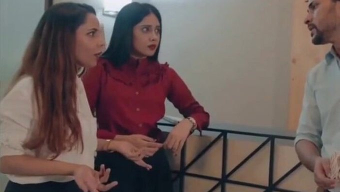 老板与秘书们进行群交并进行粗暴的性行为