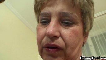 在沙发上接受成熟女人的阴户