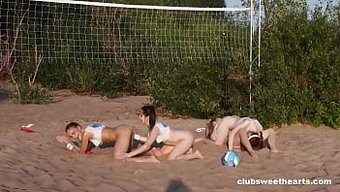 在狂野的海滩狂欢中保...