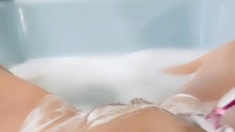 熟女在浴室里的独奏剃毛会话