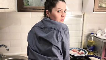 一个性感的棕发女郎,...