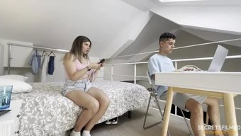 我的继妹非常开放,毫...
