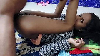 一对年轻夫妇在房间里...