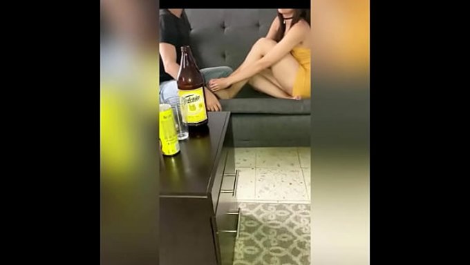 两个猛男在大学里三人行里操了个火辣的拉丁小妞,场面火辣到爆。