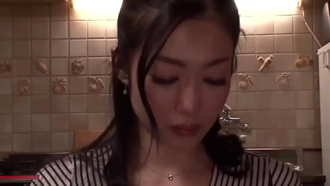 一个女人在肥皂乡工作,这里是男人放纵欲望的地方。这个和老公同居的女人,被工作场合的激烈场面深深吸引。她在片子里有一种解放的感觉,仿佛能逃离平凡的生活。老公似乎完全不知道她在做什么,但她还是忍不住追寻自己的激情。这部片子带你窥探肥皂乡的世界,界限被突破,欲望被彻底满足。还有像她这样的女人,私底下总是渴望刺激,越玩越上瘾。 如果你对日本文化、群交场面或者职场激情的禁忌诱惑感兴趣,这部微调的jav视频绝对值得一看。
