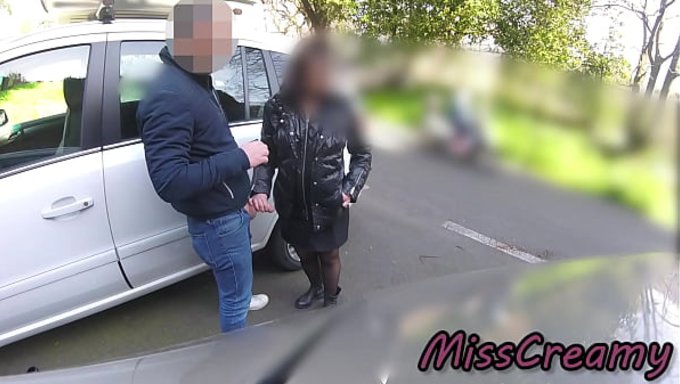 公共场合的鸡巴口交时闪着光,嘴里射了出来,还一边开车一边玩misscreamy风格的骚货