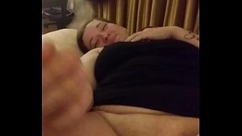 在这个热辣的视频中,...