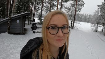 热辣的少女在雪地里被...