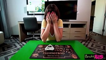 棕色头发的继兄妹为了...