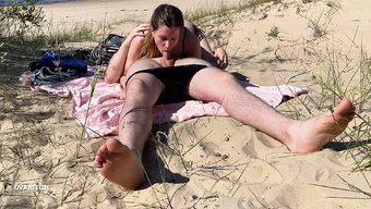 胸部丰满的棕发女郎在...