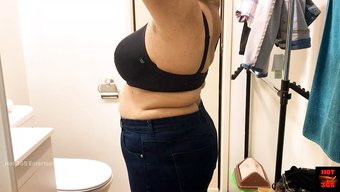 熟女妻子穿着内衣展示...