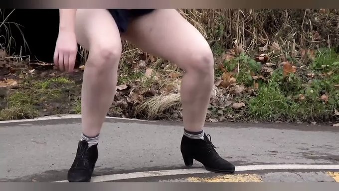 公共尿尿欧洲女孩的毛茸茸的身体