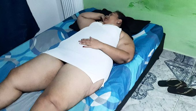 成熟和少女美丽的胖女人在热辣的视频中变得肮脏