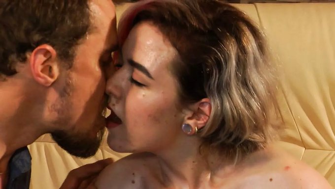 Bdsm爱:鞭打和束缚的快感