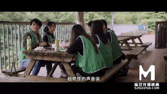 大自然的乳房和乳头在...